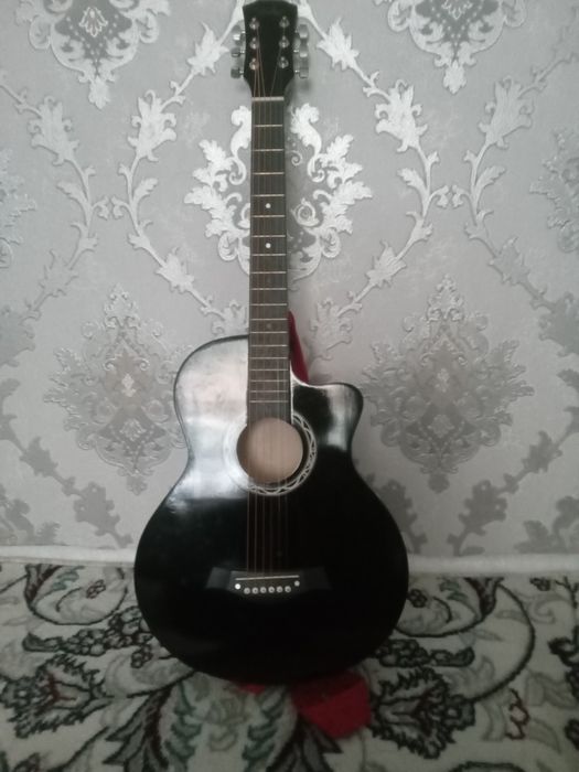 Gitara sotiladi aybi yuq narxini kelishamiz
