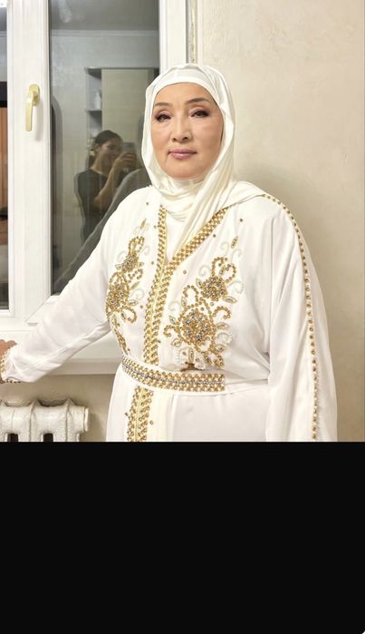 Платье с накидкой
