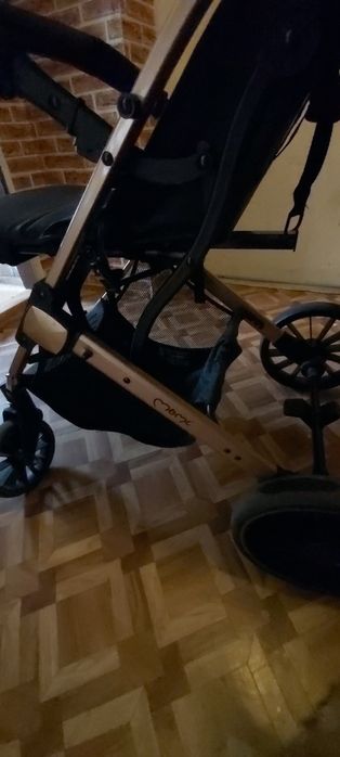 Продавам количка MOMI Estelle Dacar възраст 6+ до 22кг.Много запазена