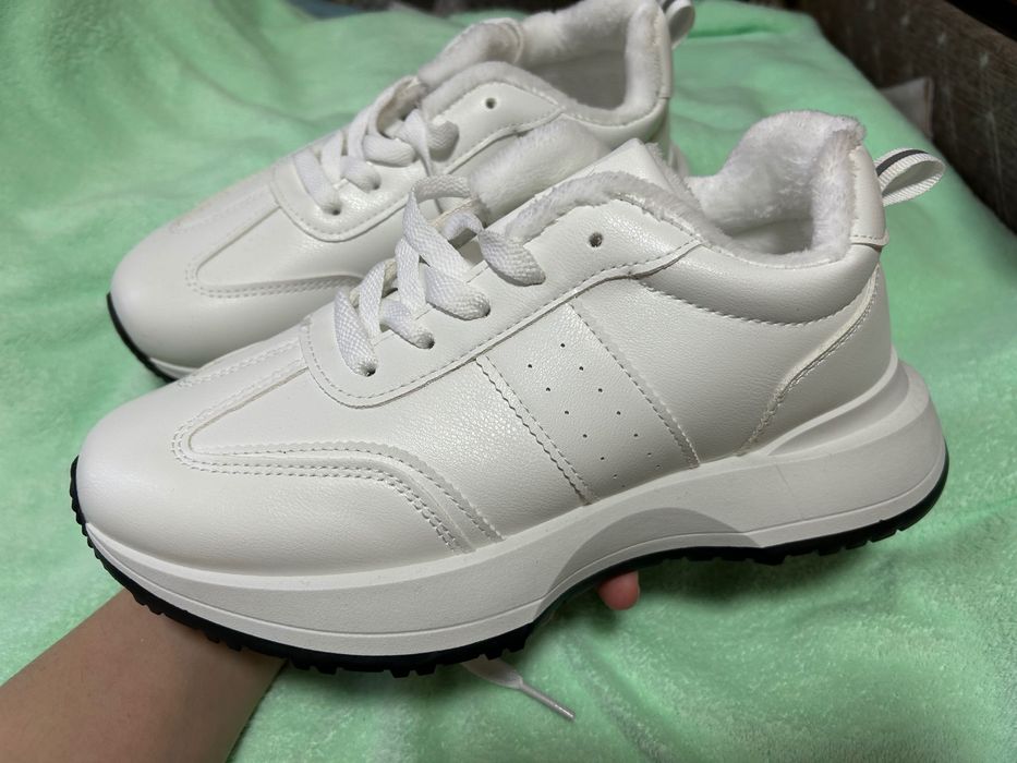 Кроссовки женские