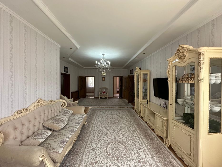 Два дома на участке в микрорайоне "САМАЛ-2".