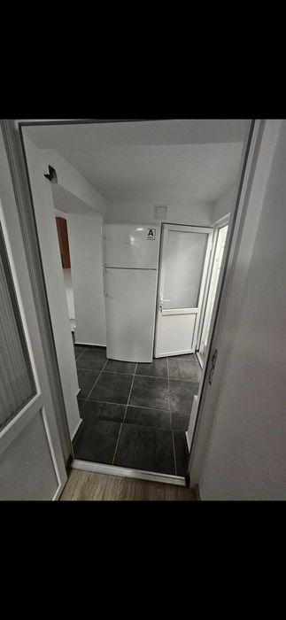 De închiriat: apartament 2 camere, curte și parcare –  aproape de oraș