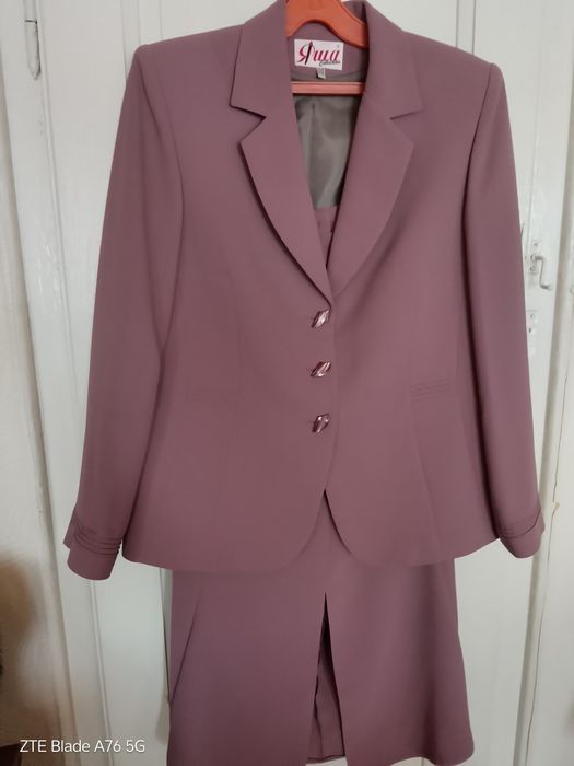 Продавам дамски костюми