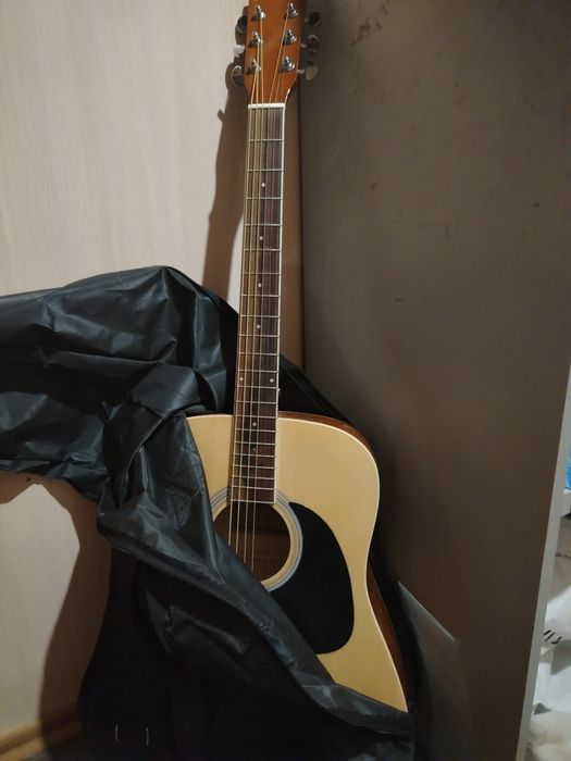 Гитара аккустическая