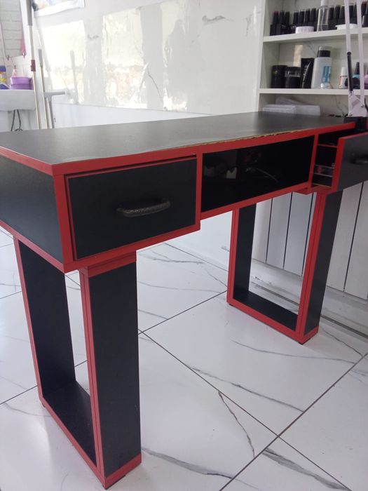 Маникюрный стол