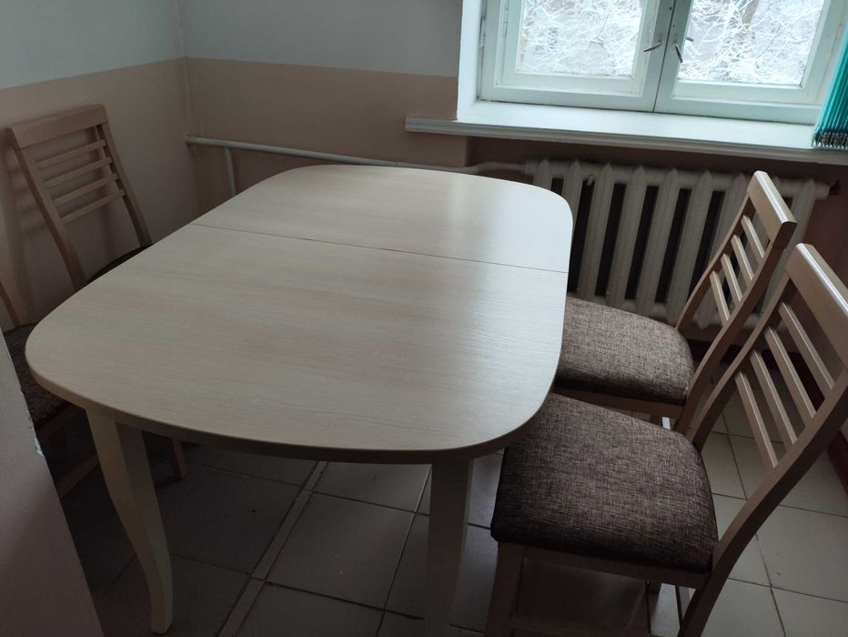 Стол обеденный с 4 стульями