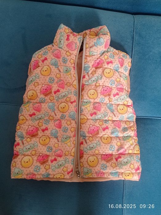 Продам жилетку на девочку. 2000 тыс.
