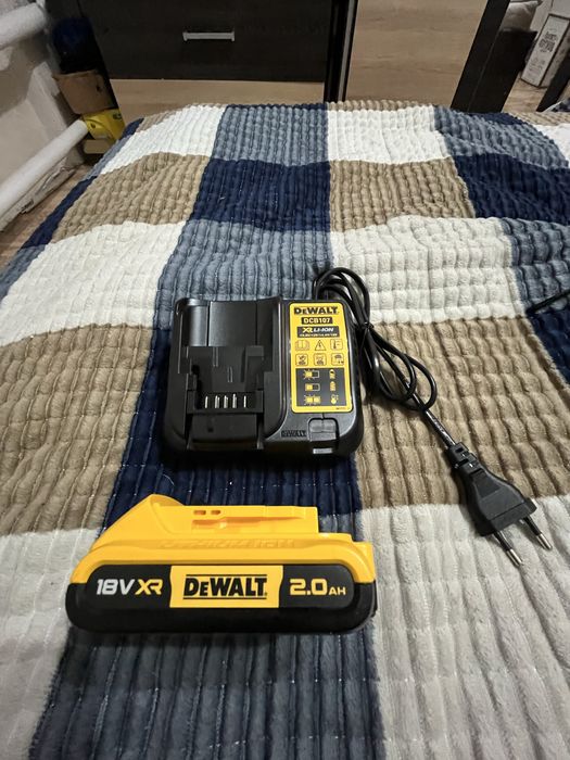 Зарядное устройство ибатарея  деволт