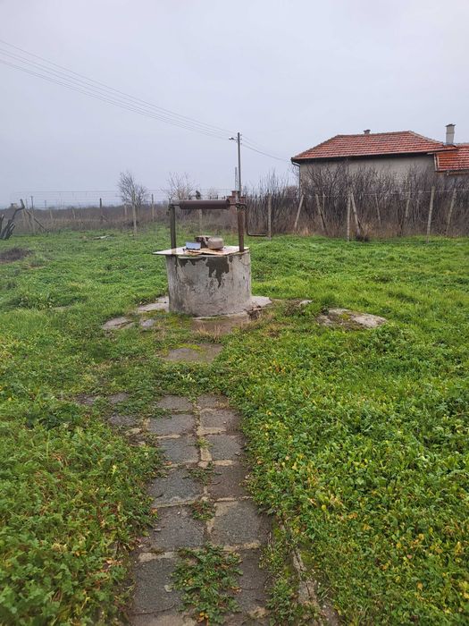 Продава къща с двор