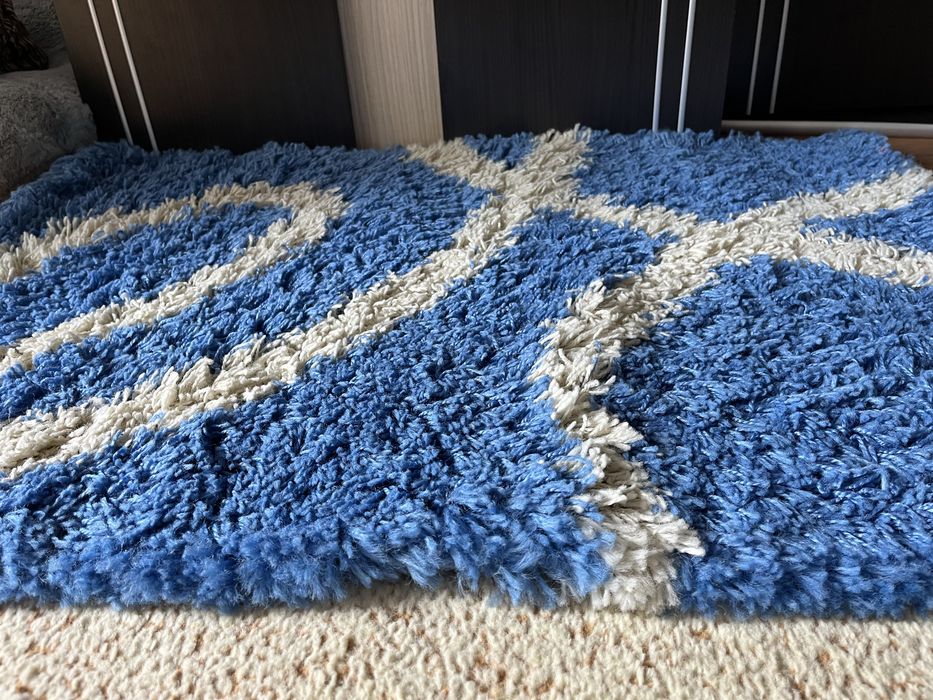 Covor pufos albastru si alb