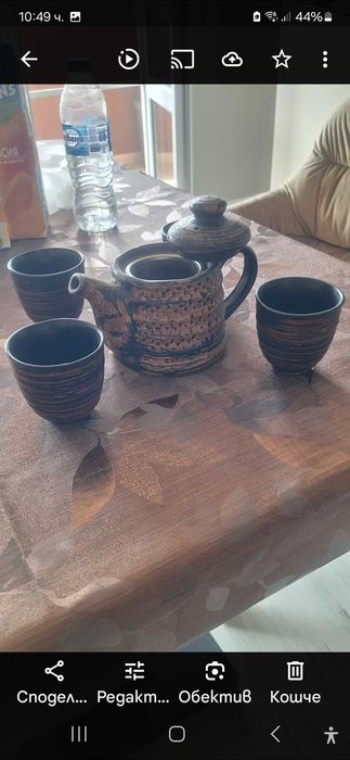 Продавам  комплект  керамичен чайник  с цедка и 4 чаши