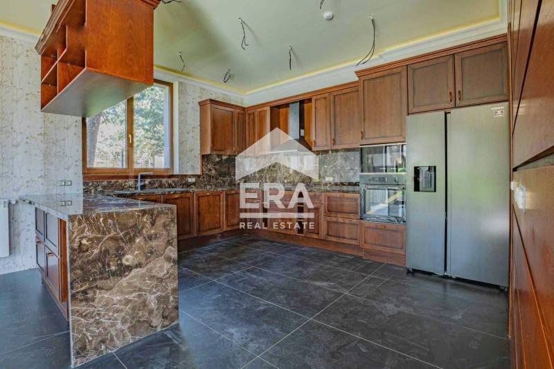 Самостоятелна къща под наем с красив двор и панорама към града в кв. "