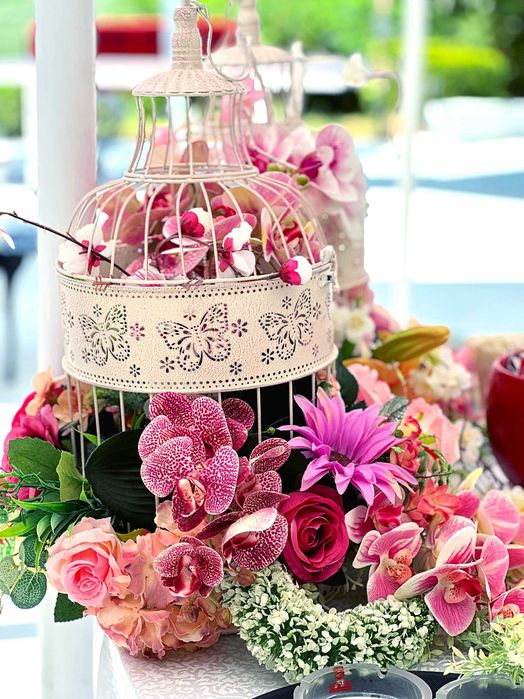 Vând aranjamente florale artificiale tip colivie, ideale pentru nunți, evenimente sau decor locații.