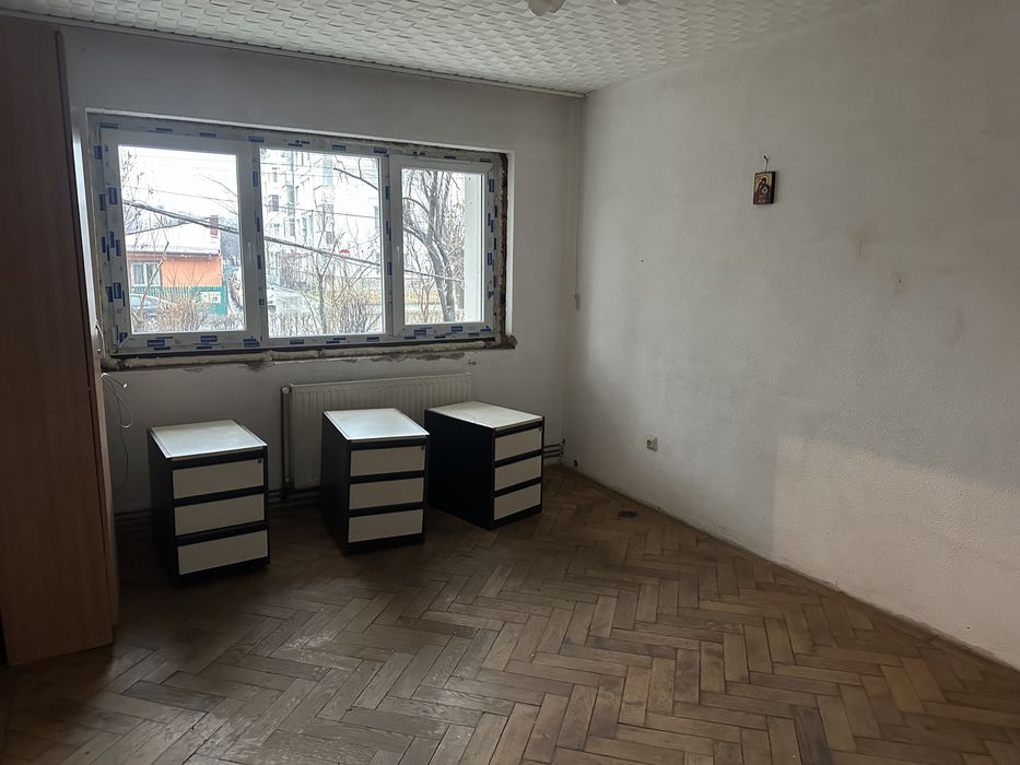 Inchiriez apt. 2 camere (in renovare) catre firma - parter - 420 Euro