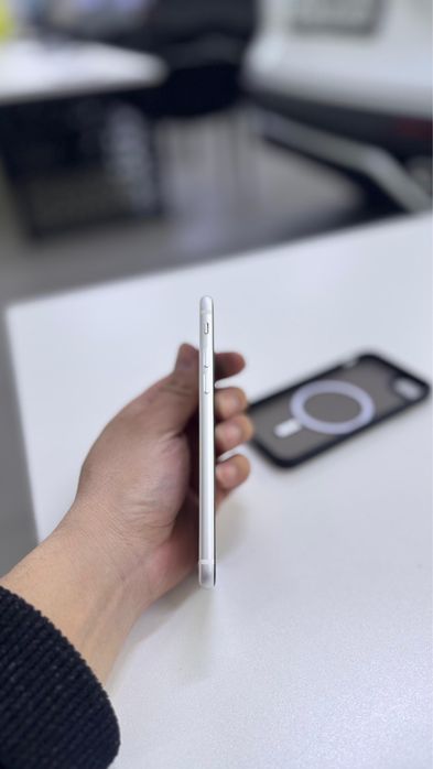 Iphone SE в отличном качестве коробка есть