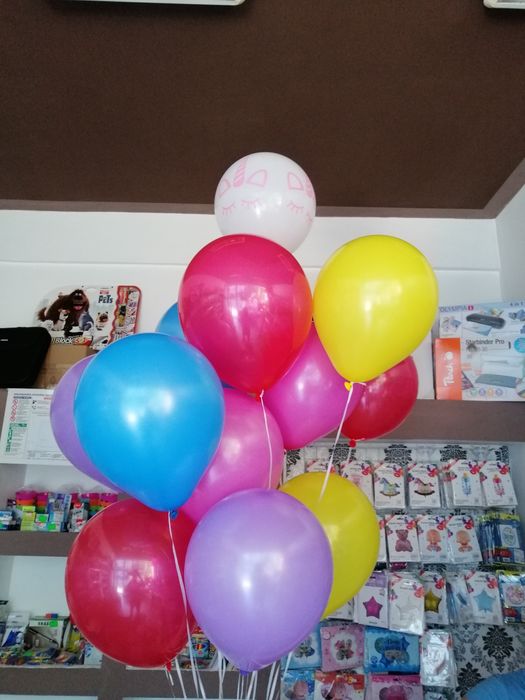 Baloane latex, folie, heliu.
