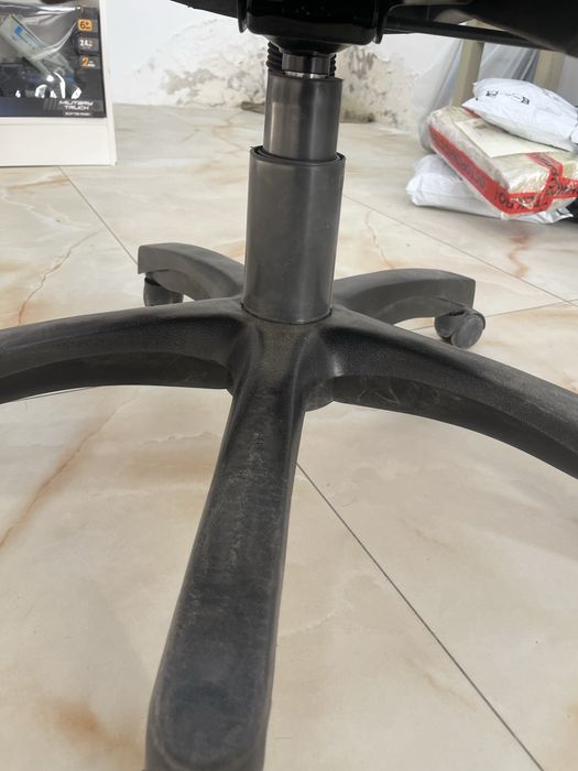 Офисное кресло в отличном состояние