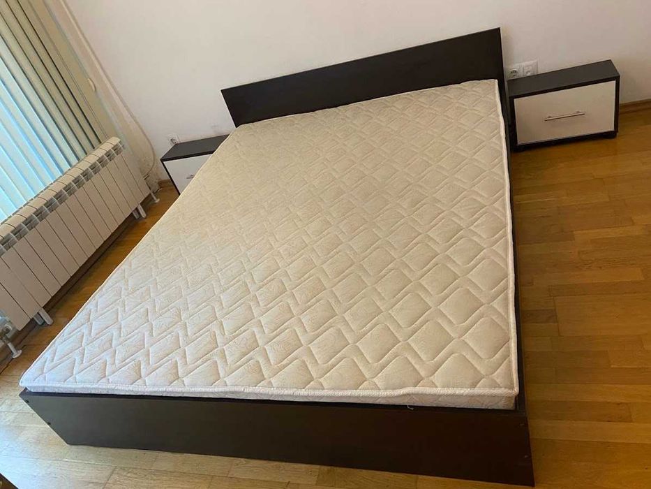 Плодавам спалня с еднолицев матрак и две нощни шкафчета