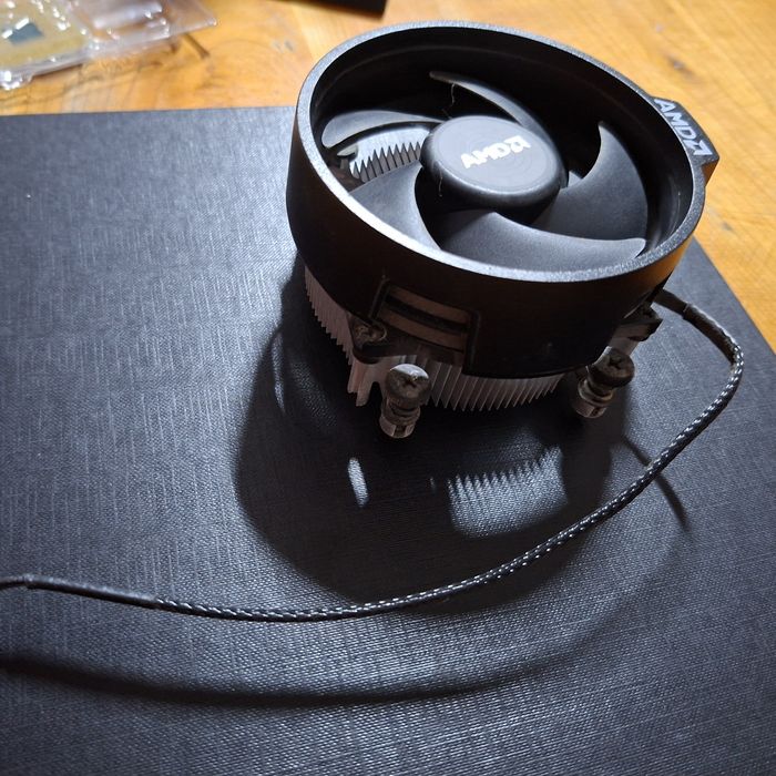 Procesor AMD Ryzen 3 3200g + Cooler + Pasta termică