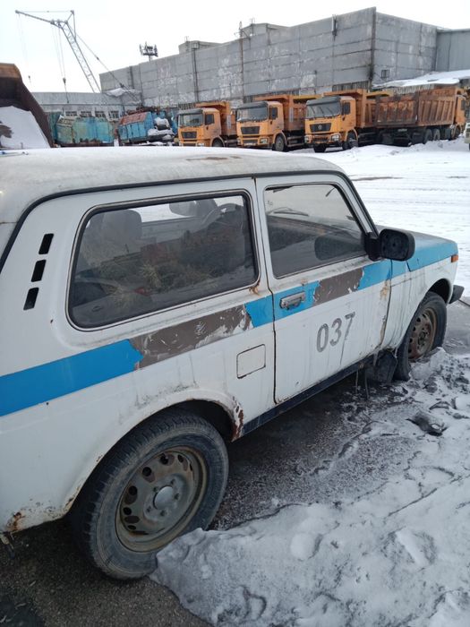 Продается две нивы, красная на ходу.