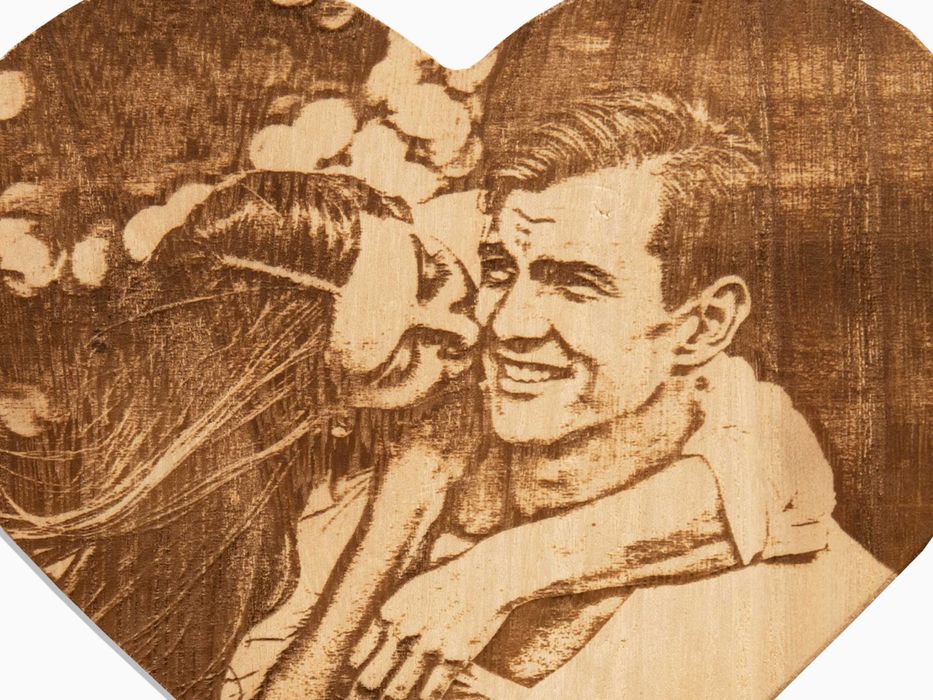 Гравирана снимка върху дърво Сърце, Подарък за Рожден ден, Имен Ден