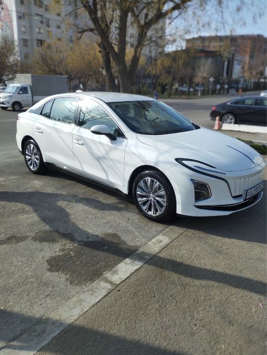 Hongqi EQM 5 oq rangda top toza moshina 2024 yil 15800 probeg