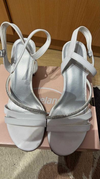 Vand Rochie Mireasa