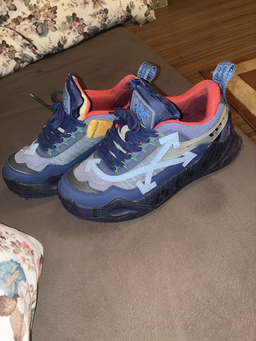 Vand off white impecabili