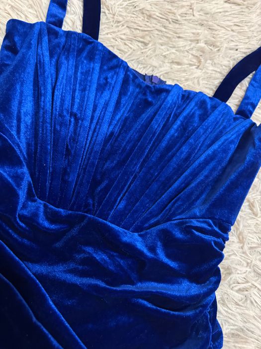 Велурена синя рокля