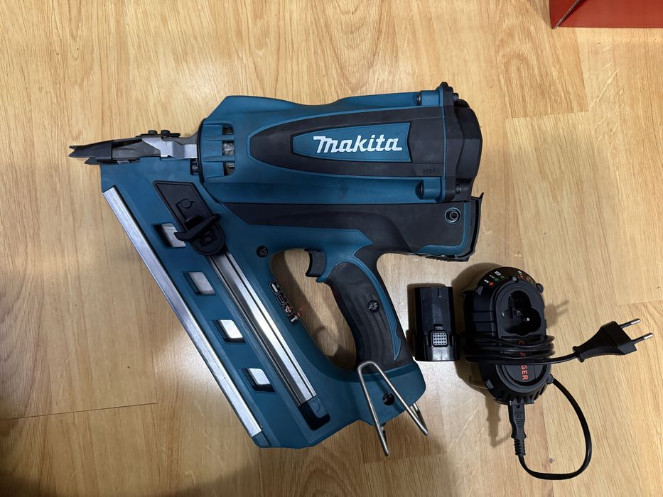 Такер за Пирони Makita GN900