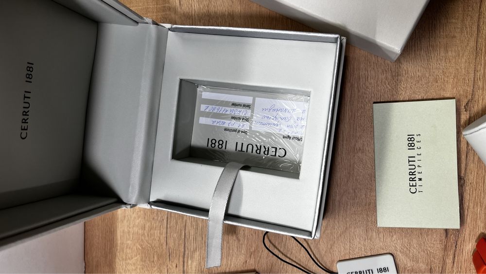 Часы кварцевые CERUTTI