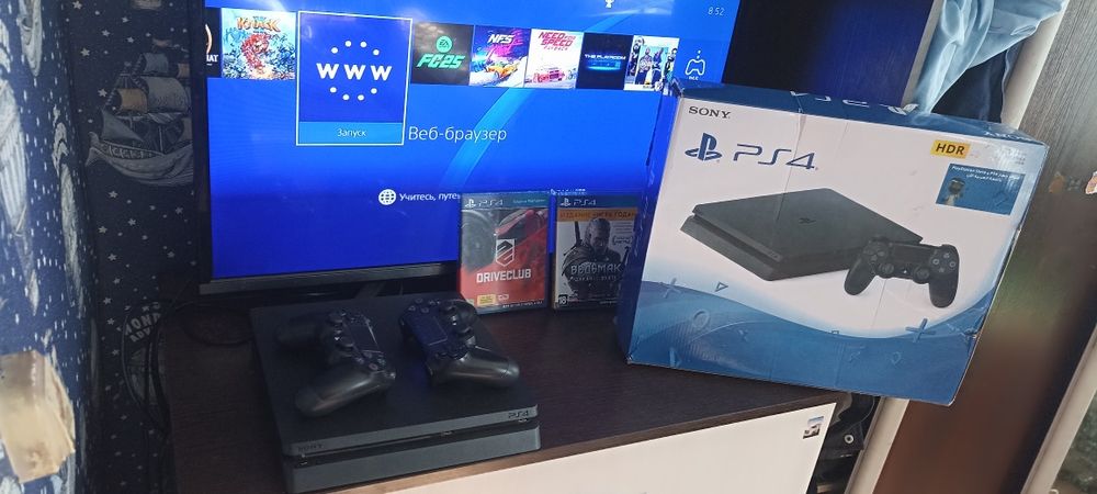 Продам PS4-в отличном состоянии