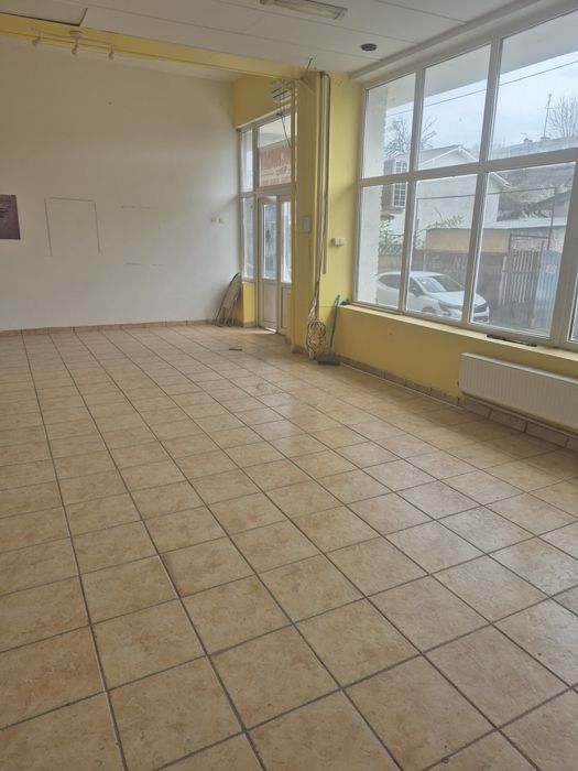 Închiriez spațiu comercial Rovine
