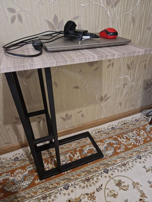 Продам столик приставной