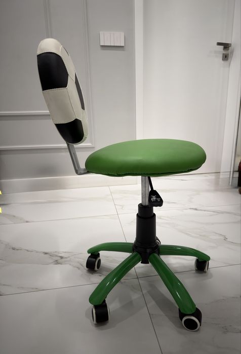 Детски стол за бюро във формата на футболна топка