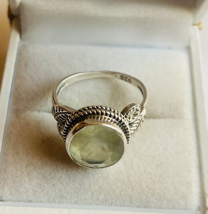 Inel din argint cu prehnit