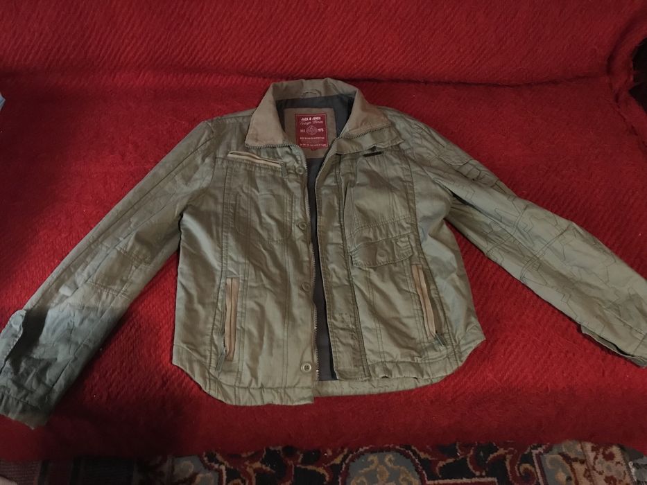 Jacheta Jack & Jones , de fata , mărime L , stare f. buna