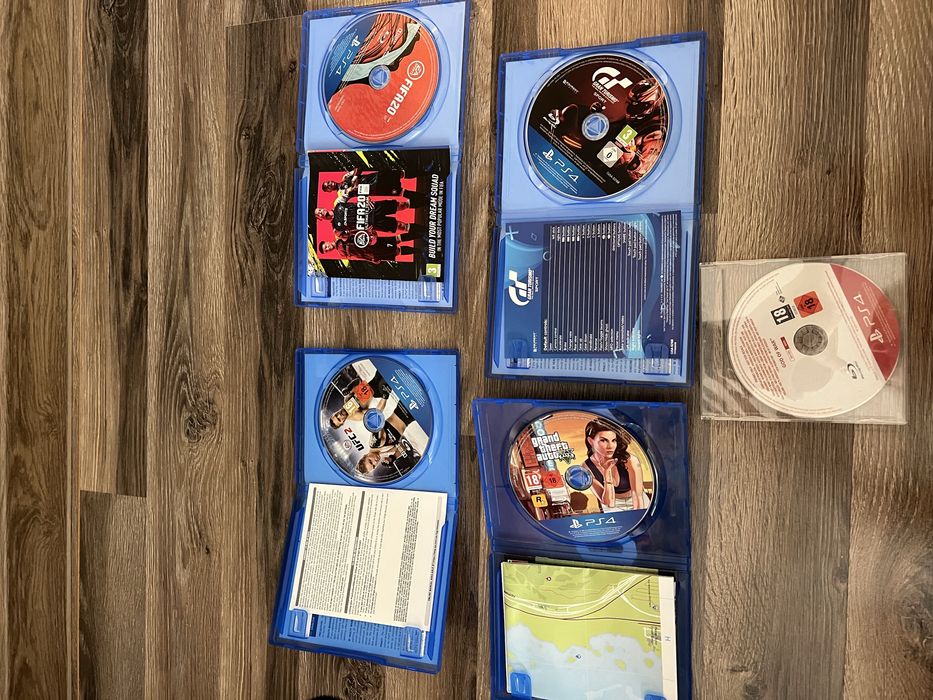 Продавам PS4 Slim 500GB + 5 игри + 3 джойстика