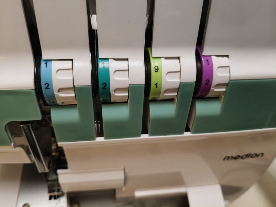 Mașină de cusut Overlock Medion, 4 fire – Stare excelentă, accesorii incluse