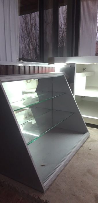 Шкаф стол с стелянной полкой