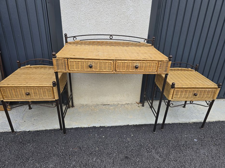 Ратанов комплект тоалетка и нощни шкафчета.