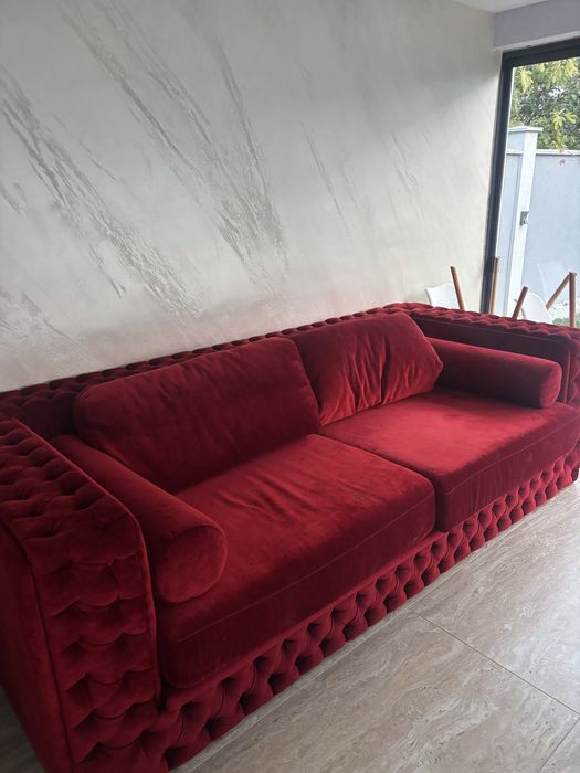 Canapea rosie comfortabila