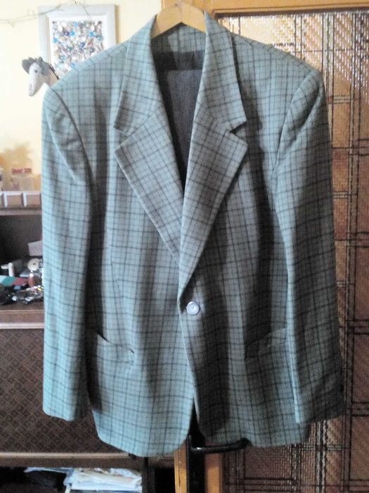 Продавам мъжки костюми и сака