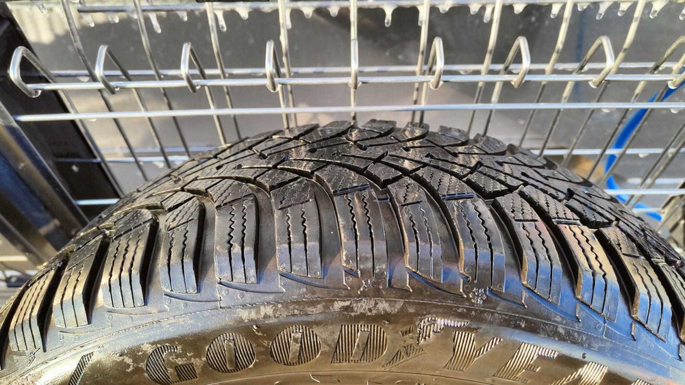 set 4 anvelope de iarna goodyear 205 /55 / R16