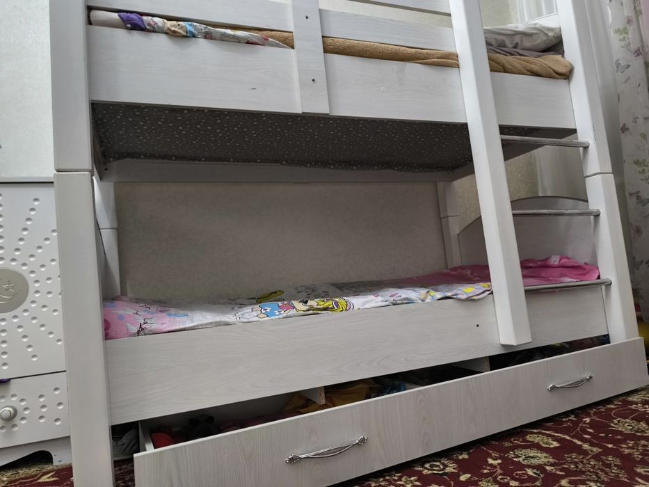 Двухэтажный кровать
