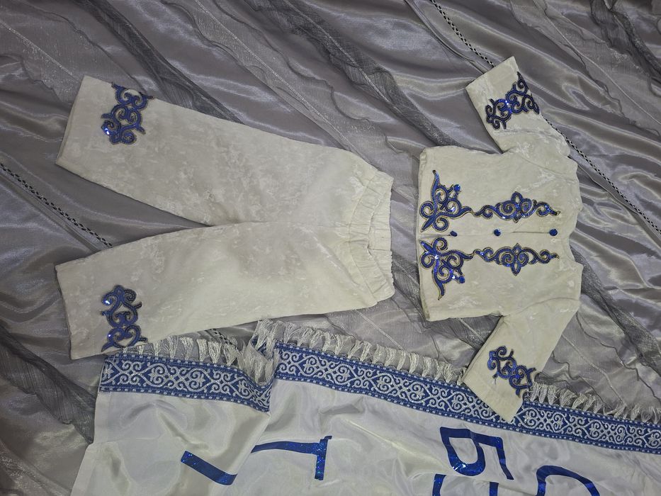 Продам костюм для мальчика на годик