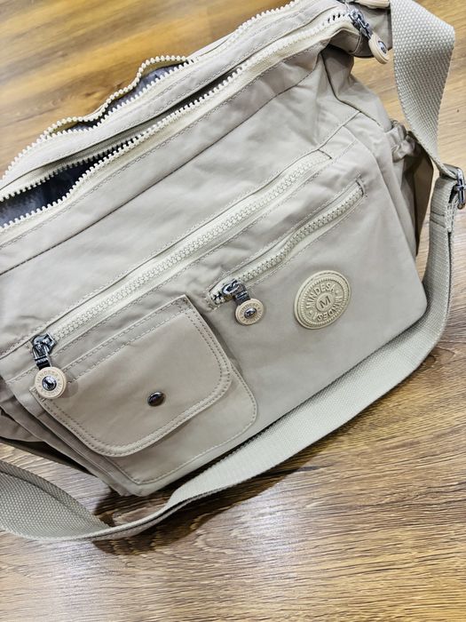 Geantă crossbody impermeabilă, spațioasă, cu multe buzunare Mindesa