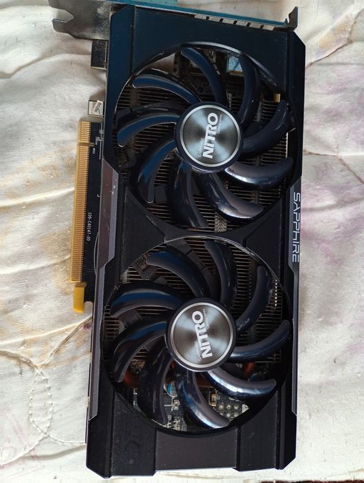 Vând placă video dedicată AMD Radeon HD
