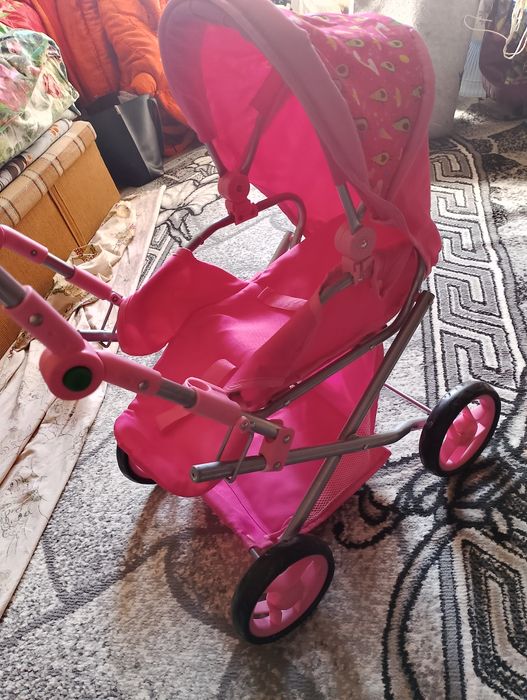 Детская коляска с куклой