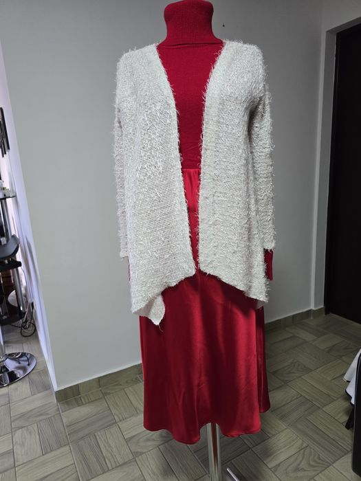 Cardigan alb model pene de struț, model asimetric